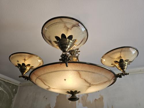 Vintage plafondkroonluchter met alabaster glasschalen