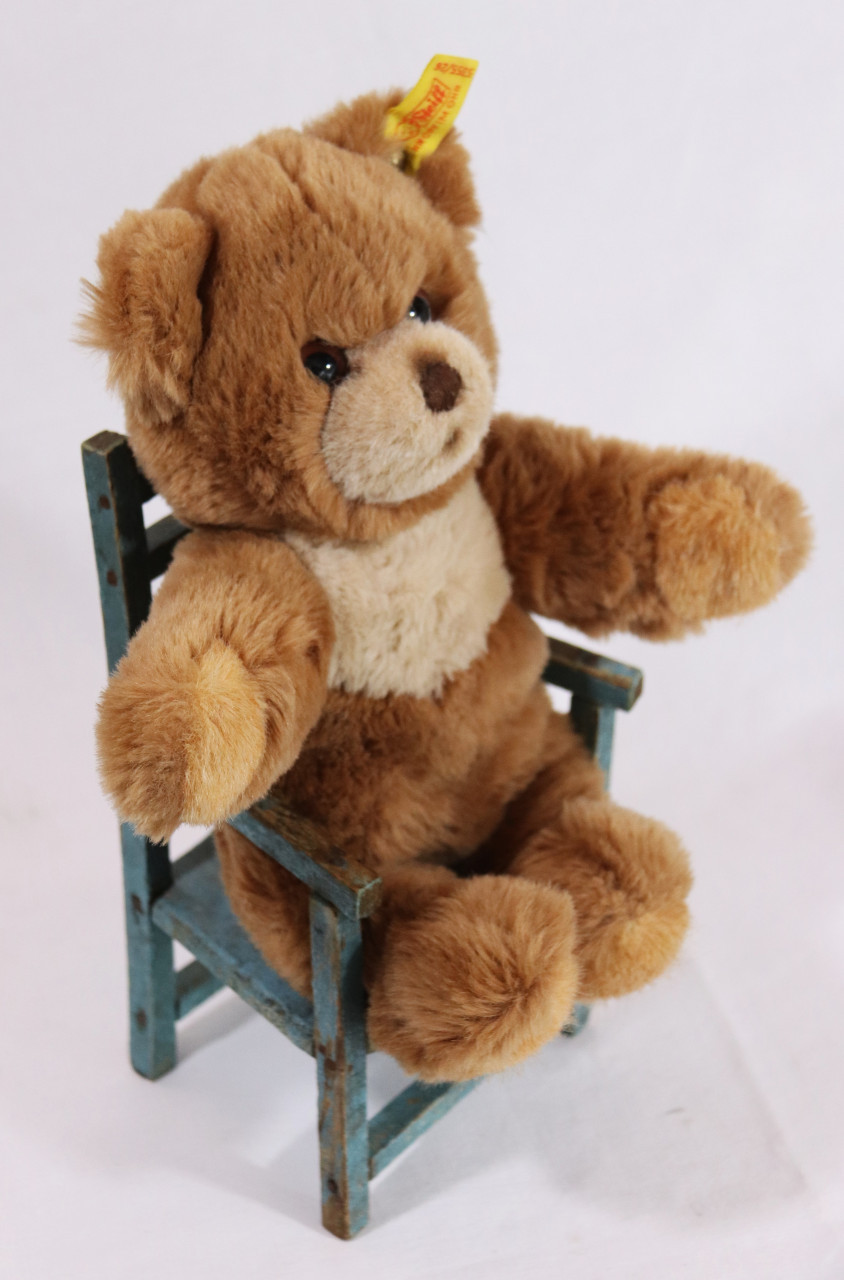 Steiff Teddybeer op stoel