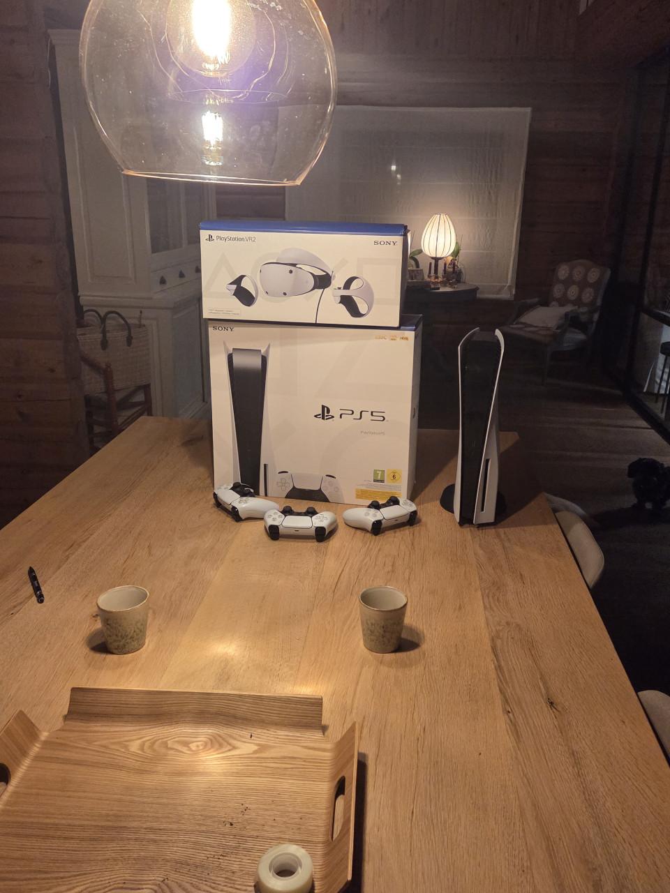 PlayStation 5 met 3 controllers + PSVR2 + PS Camera