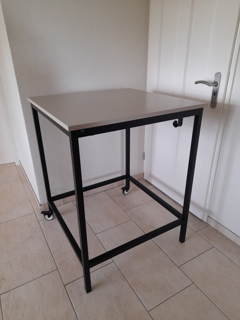 Stevige Statafel / Vergadertafel met wielen  80 x 80 x 102H  z,g,a,n,
