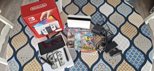 Nintendo Switch Oled wit + hoes en 4 spellen