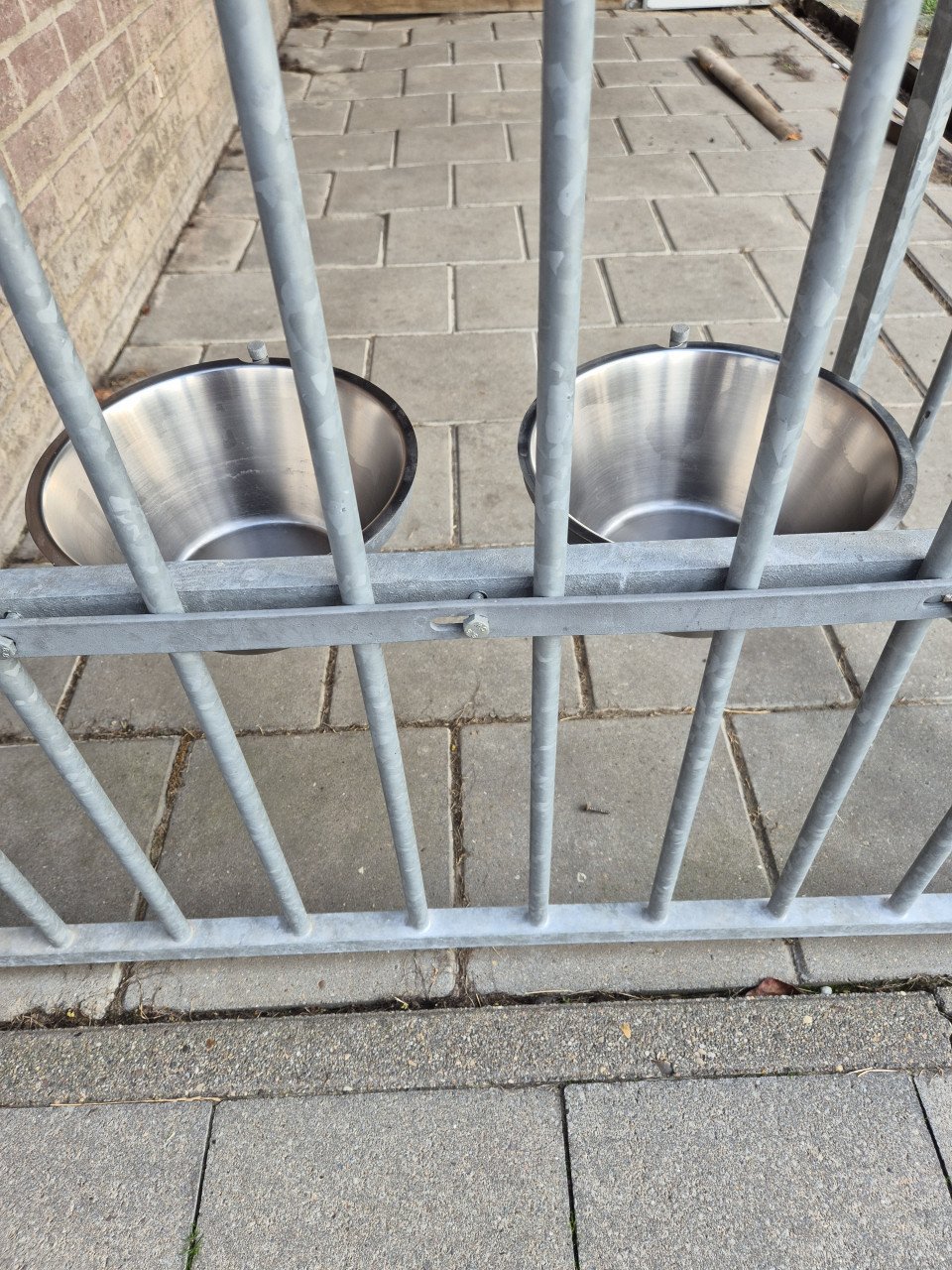 Voer/drinkbak hondenkennel