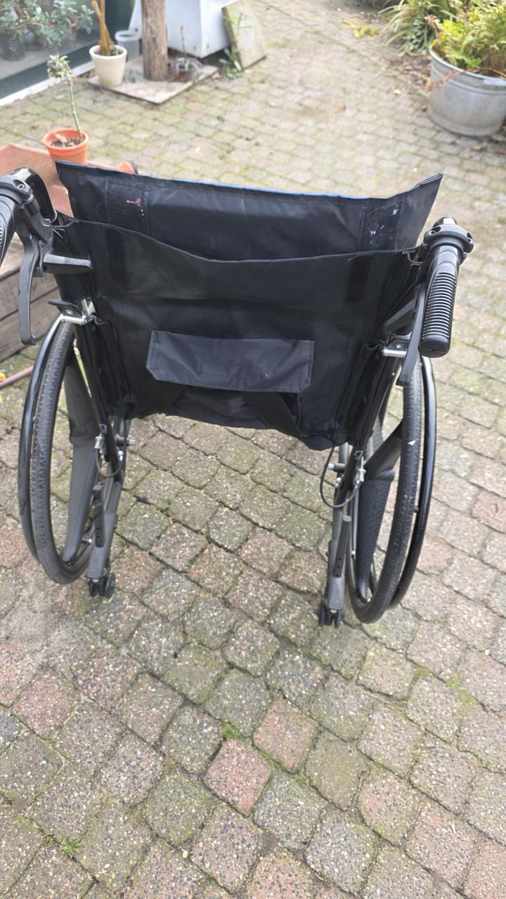 GERESERVEERD    Rolstoel