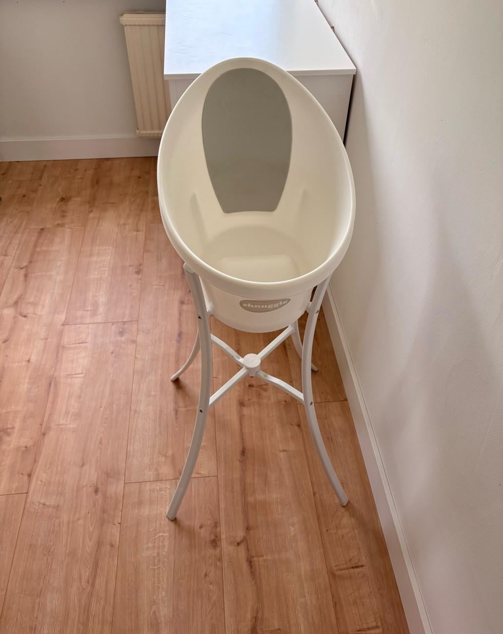 Zittend babybadje Shnuggle