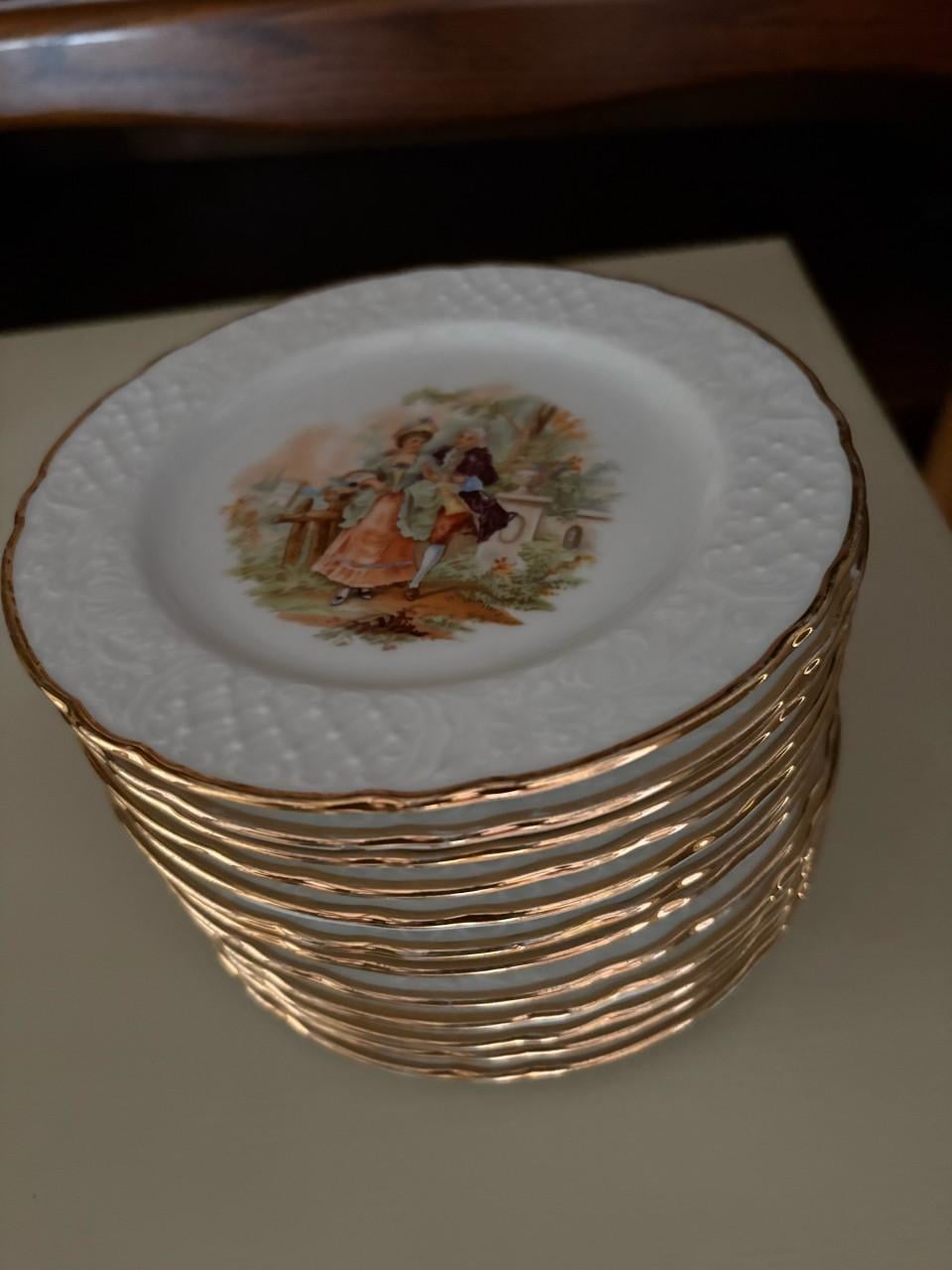 Mooie klassieke taartbordjes met taartschaal