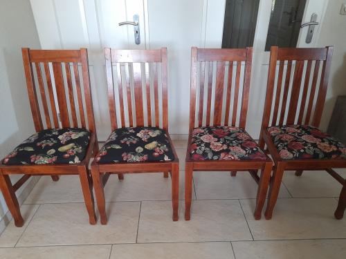 4 Mooie stevige  stoelen (in goede nette staat )