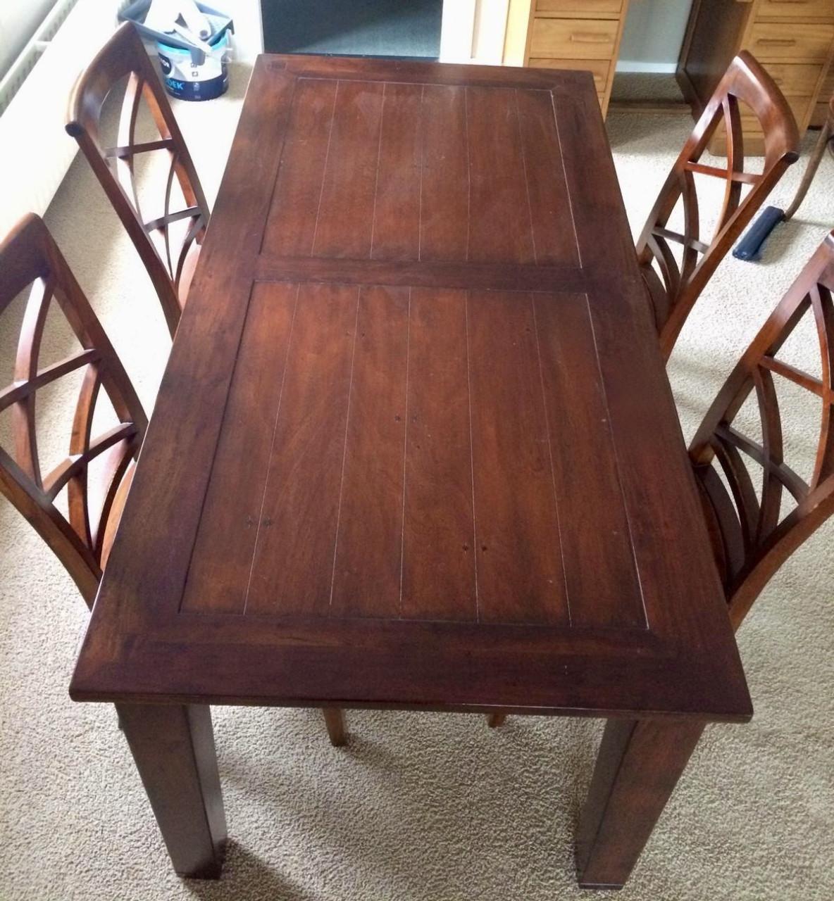 Eettafel met stoelen