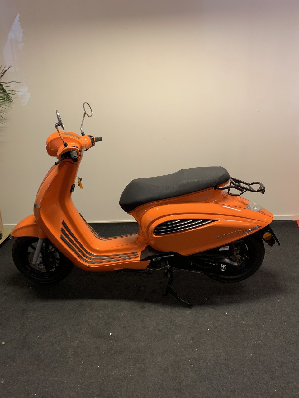 INSETTO MOTOR SCOOTER 125CC NU 1295,= RIJKLAAR