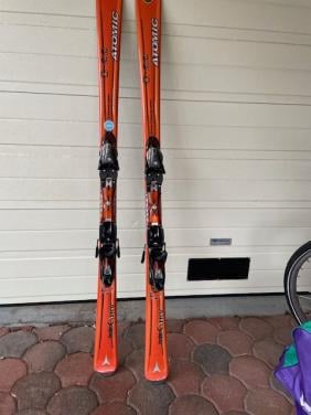 Carve Atomic skies met tas en schoenen