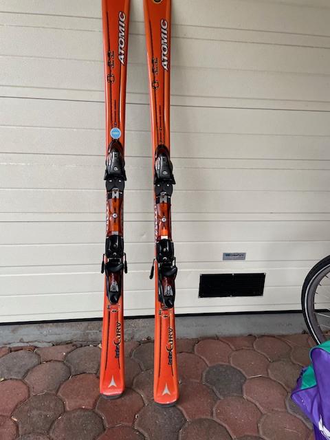 Carve Atomic skies met tas en schoenen