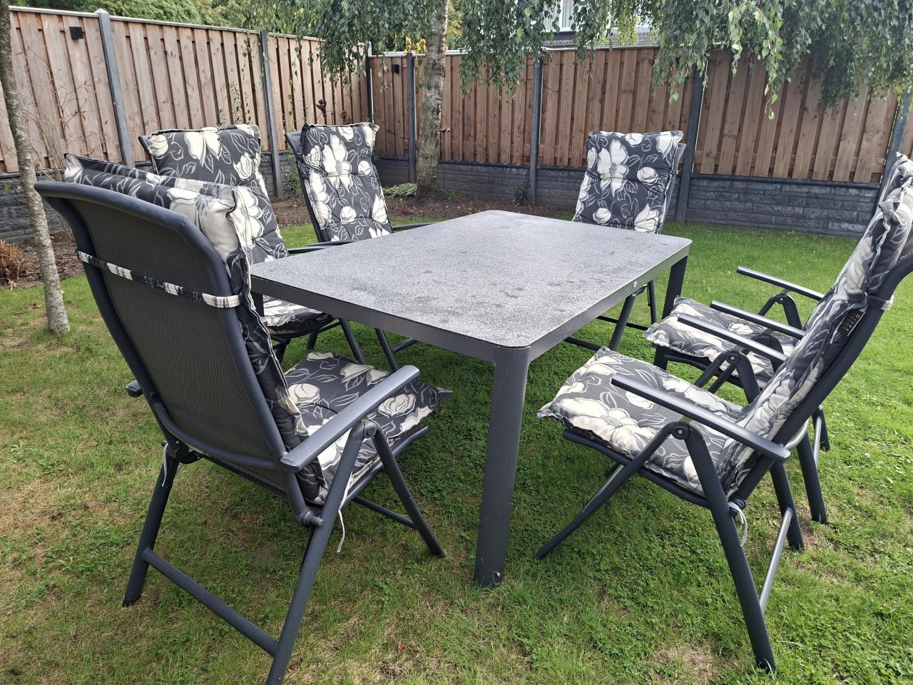 Mooie tuintafel met 6 stoelen