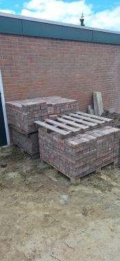 GRATIS bestrating en mooi tuingrond.
