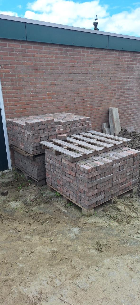 GRATIS bestrating en mooi tuingrond.