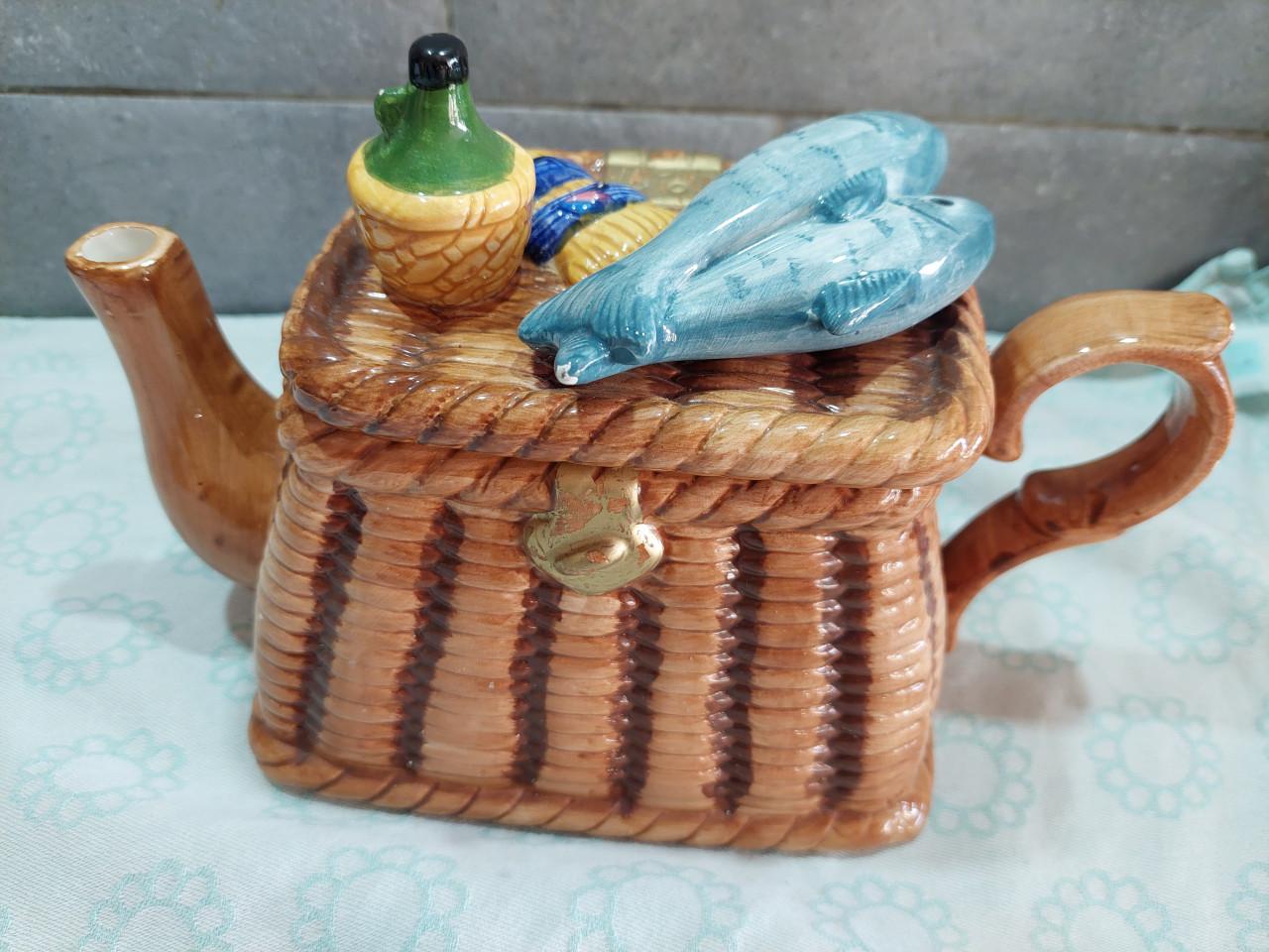 Aparte stenen theepot "rieten mand)