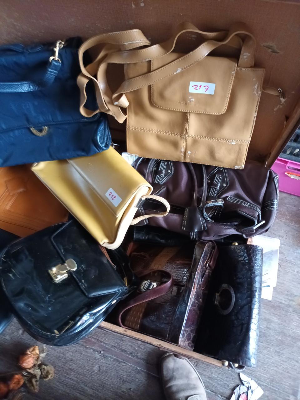 Oude koffer vol tassen