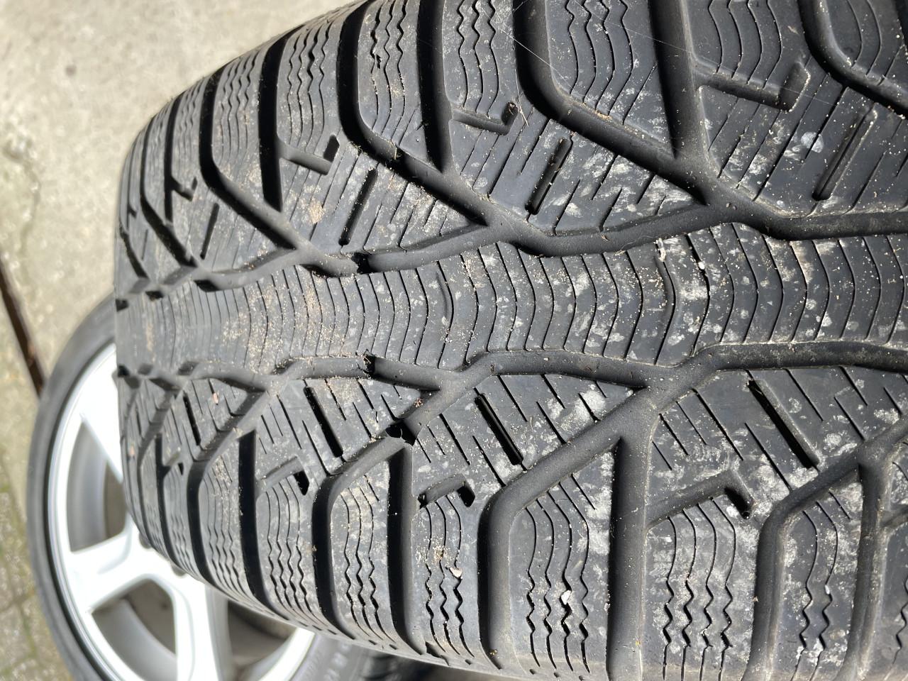 Set originele Volvo velgen met winterbanden.