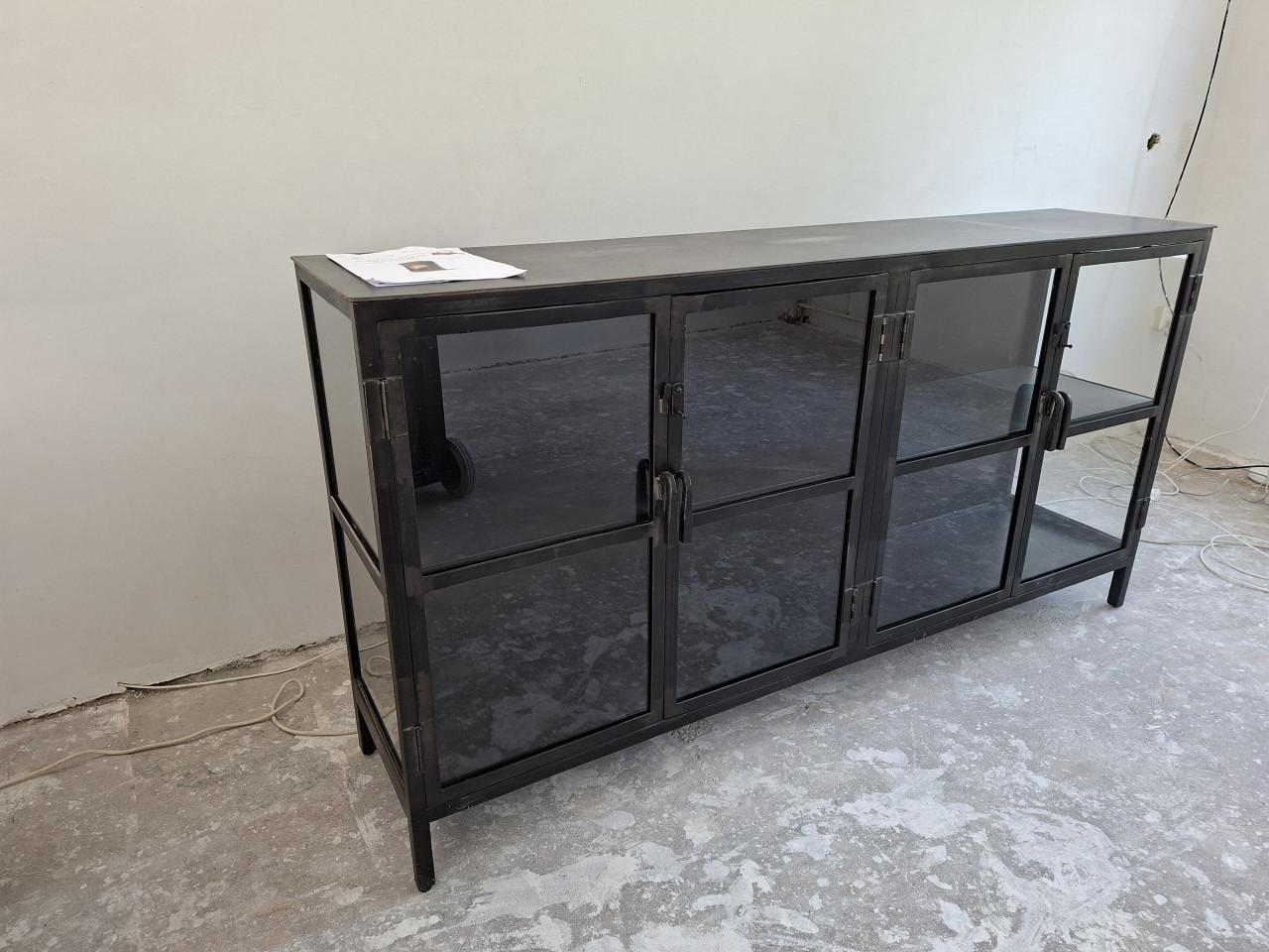Industrieel dressoir, glas en staal
