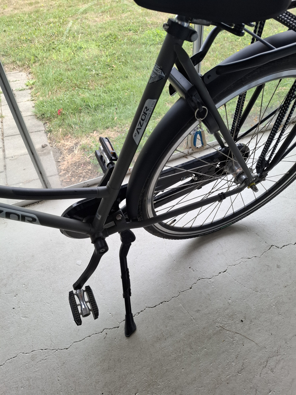 Azor stalen oma fiets