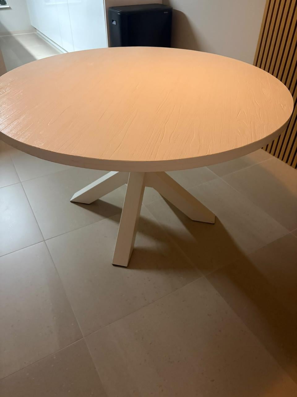 Mooie witte ronde houten tafel – 130 cm breed