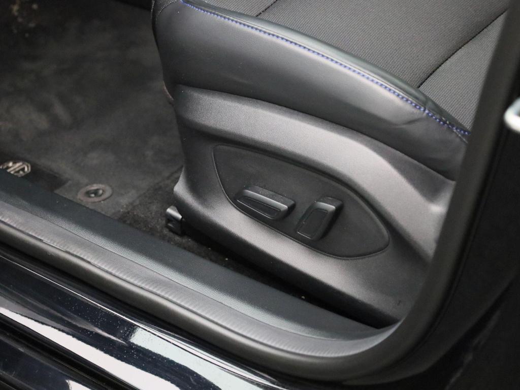 MG Mg4 64 kwh luxury | automaat | navigatie | climate control | apple carpl
