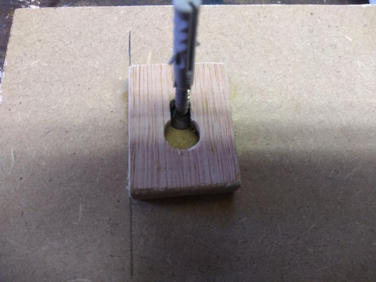 Te koop bord met tekst KISS