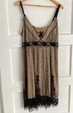 Jurkje shoeby mooi met borduursel en tule XL