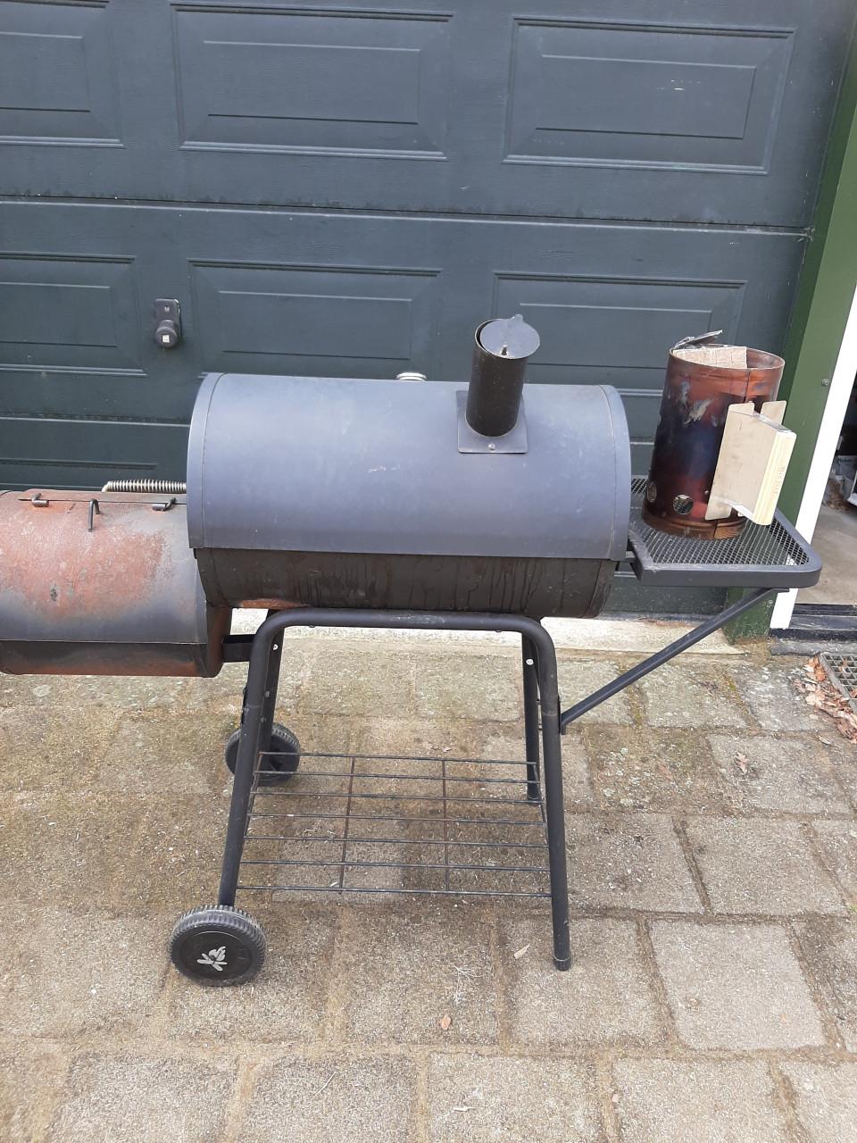 Goed werkende james town bbq, met rook gedeelte met diverse ass,