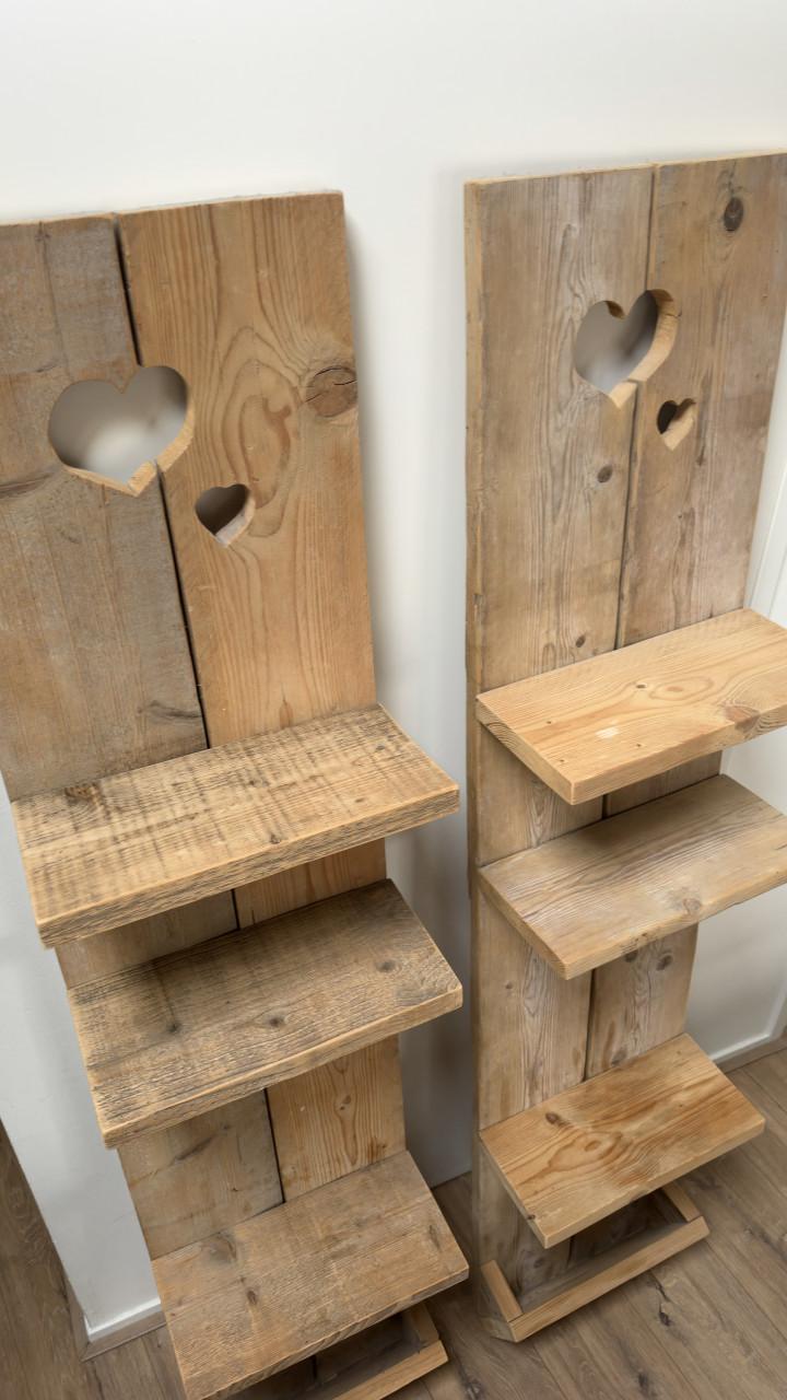 2x steigerhouten wandrek met hartjes  1,79 m hoog