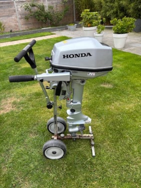Rubberboot met Honda 5pk buitenboordmotor + handtrailer