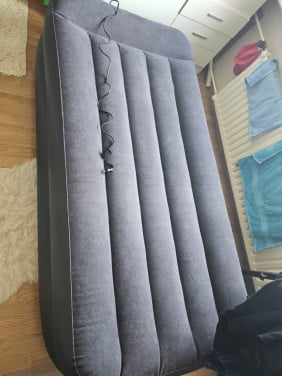 Hoog opblaas-logeerbed met ingebouwde pomp