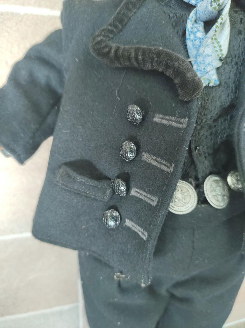 Prachtige pop. Zeeuwse of Walcherse boer op klederdracht. Zeeuwse knopen.