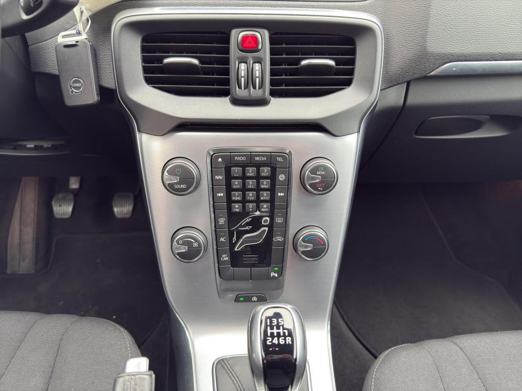 Volvo V40 2.0 t2 kinetic | camera + sensoren | navigatie | l.m.velg | 17"ve