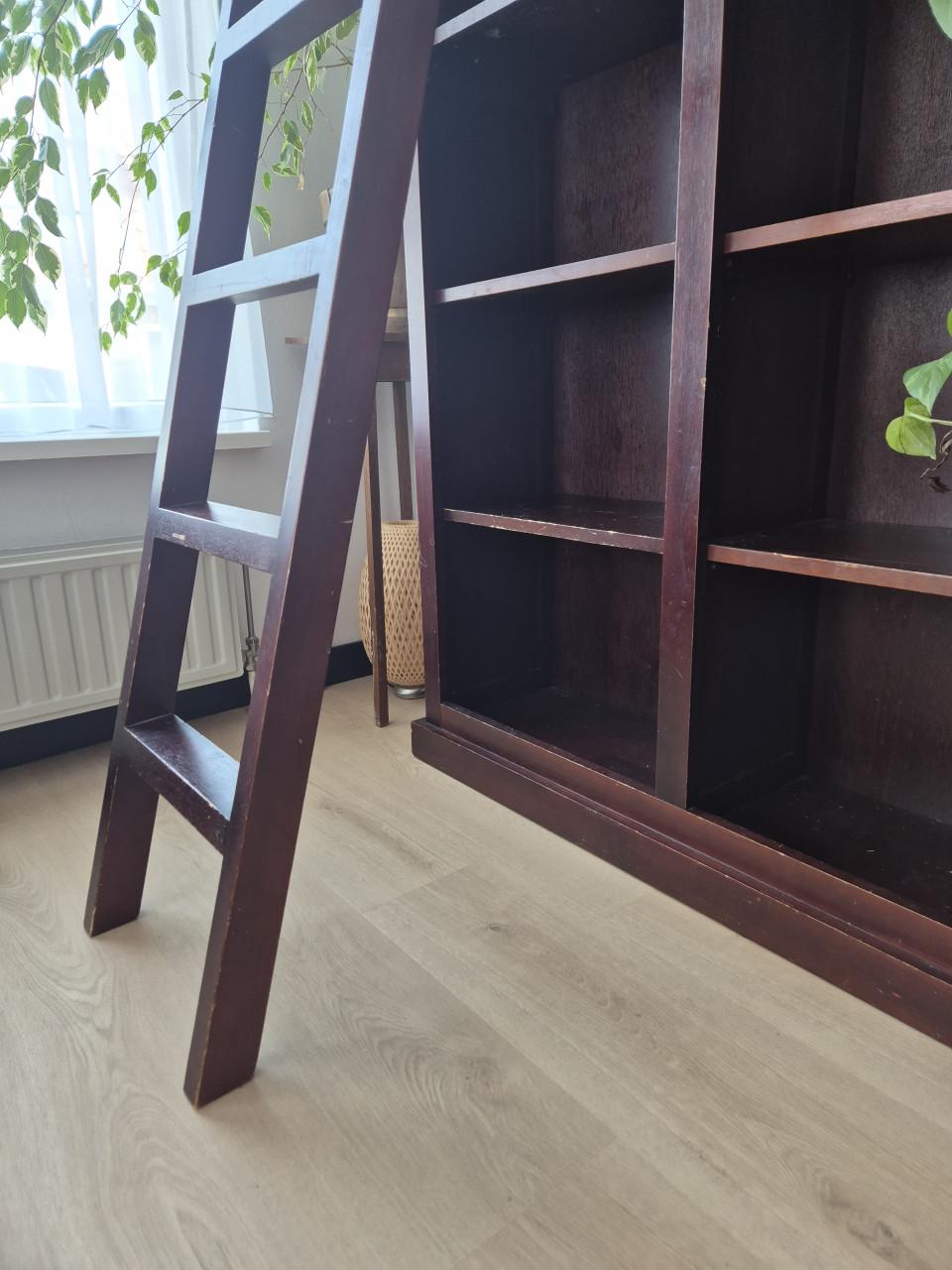 Boekenkast met ladder