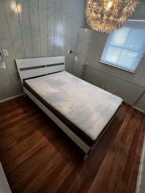 Tweepersoonsbed, compleet met lattenbodems.