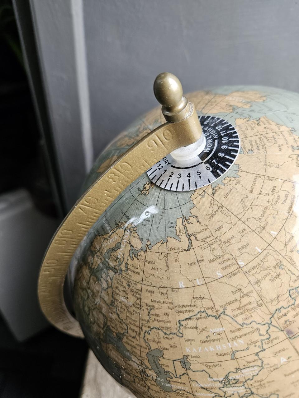 Heel mooie wereldbol met beige en grijze kaart op mango voet