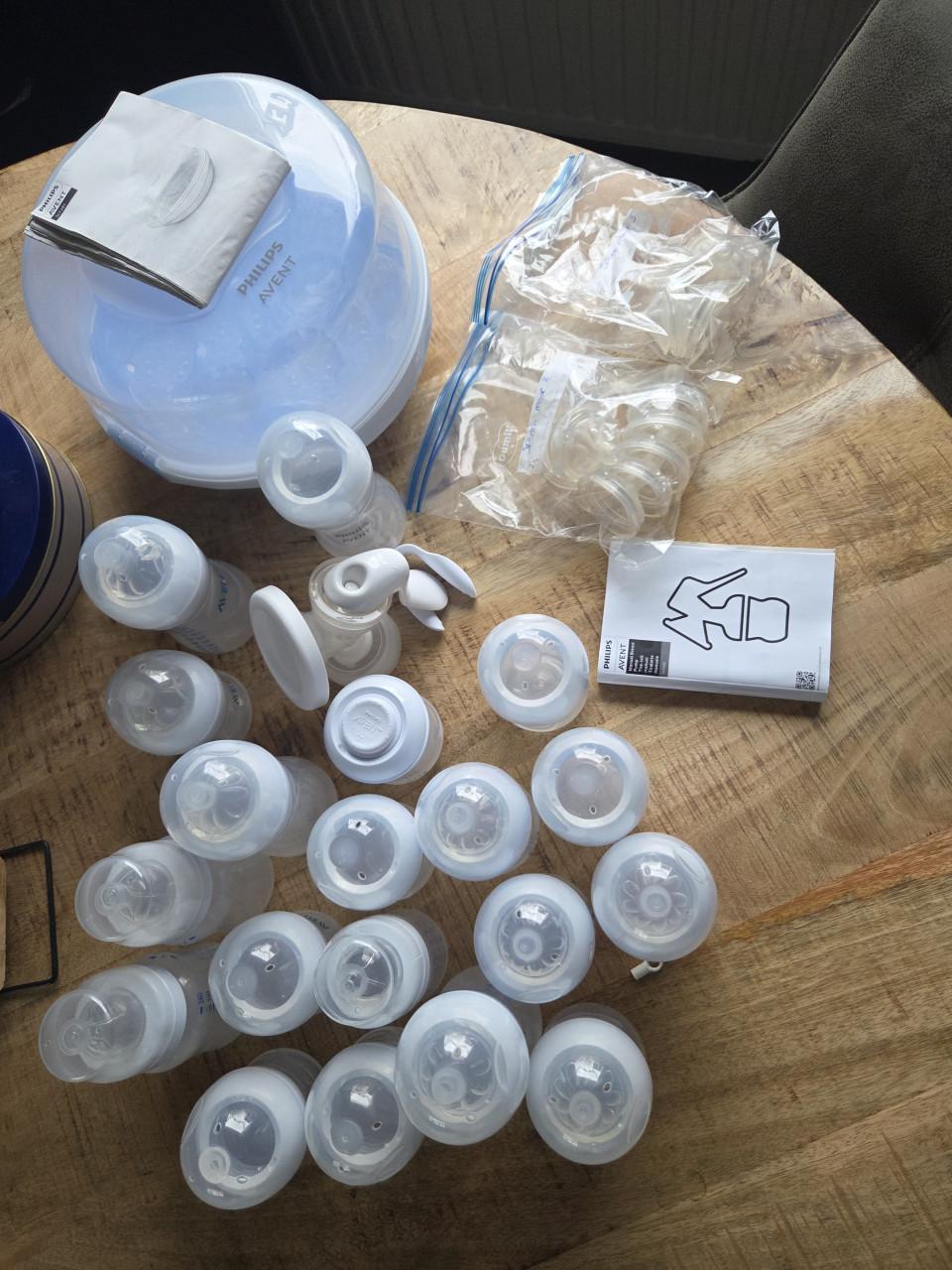 Flesjes, opzetspenen en een borstkolf van Philips avent