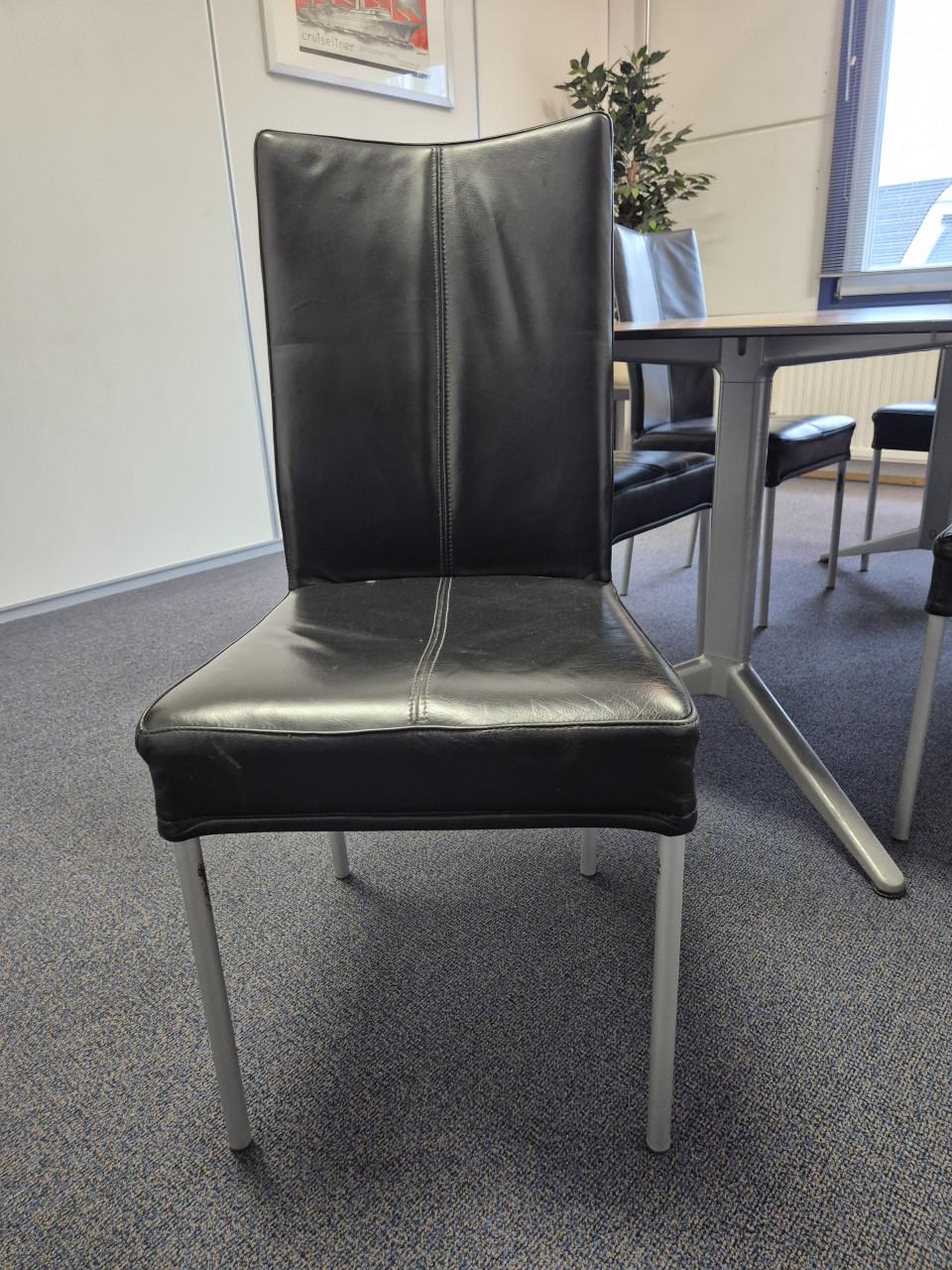 6 zwarte leren stoelen