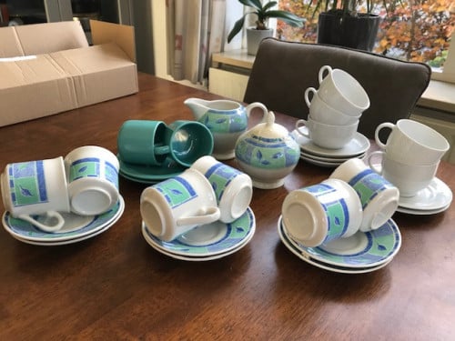 Kop en schotels, melk en suikerstel
