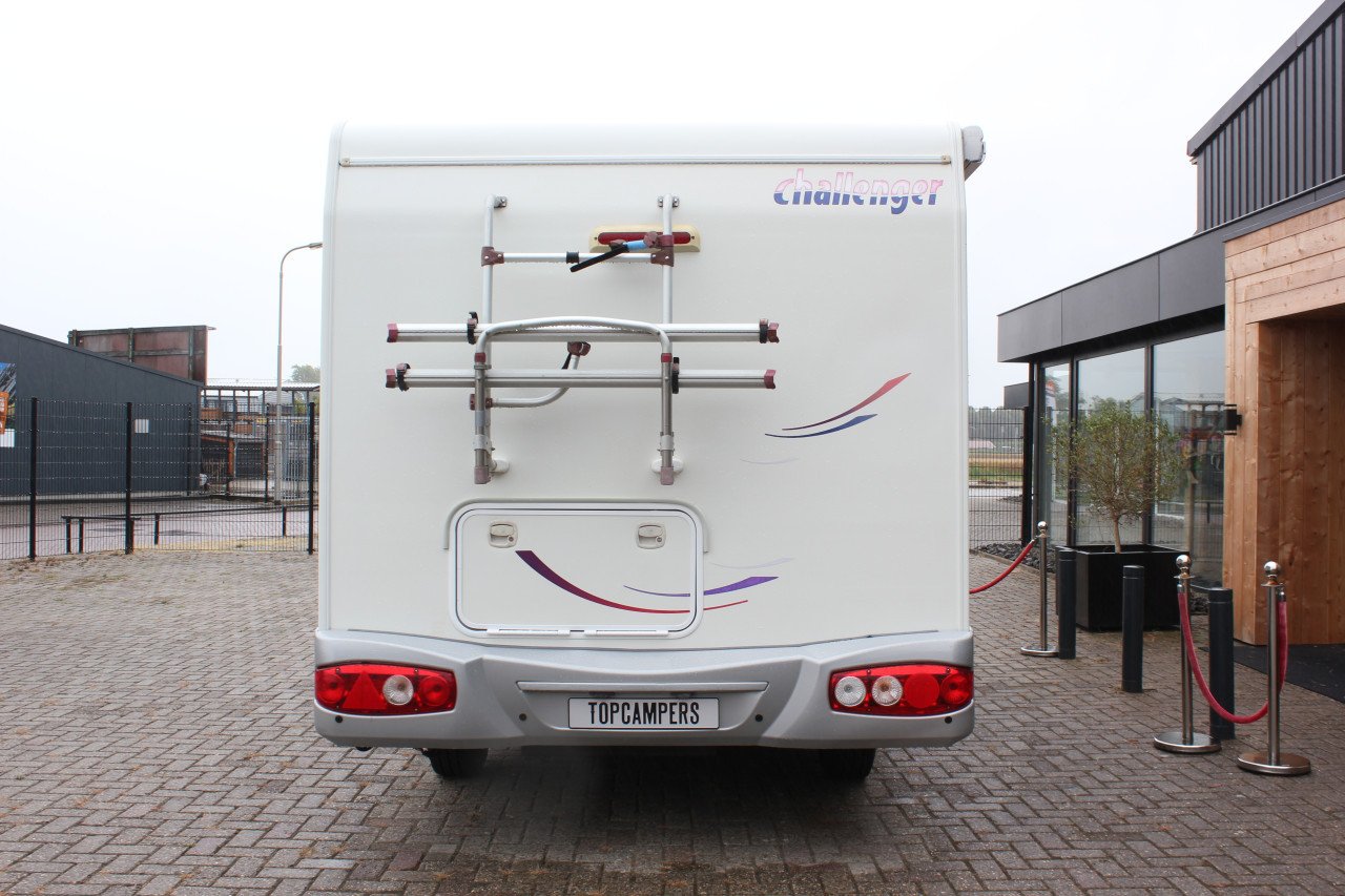 Challenger Genesis 32(Vast bed, zeer compact, slechts 61000KM)