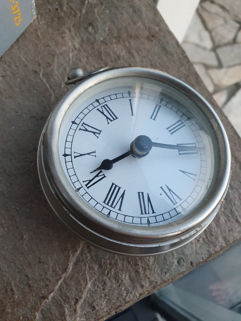Mooie grote werkende zware klok, iets groter dan een zakhorloge....