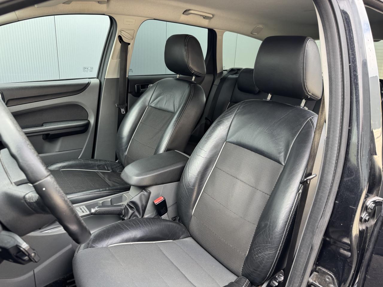Ford Focus 1.6 Ghia black magic edition!