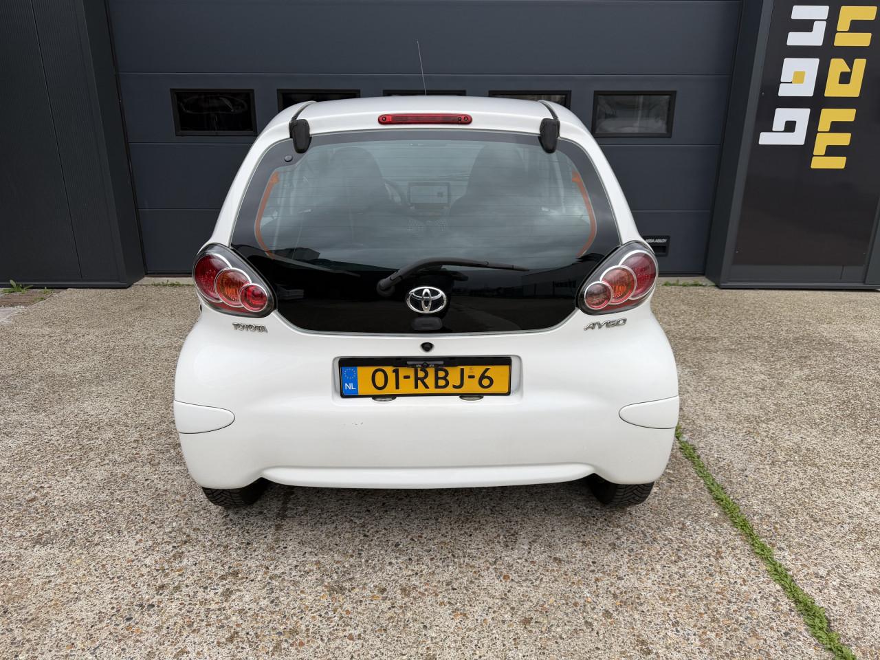 Toyota Aygo 1.0 12V Vvt-i 5DRS Wit 2011 Airco Apk Carplay