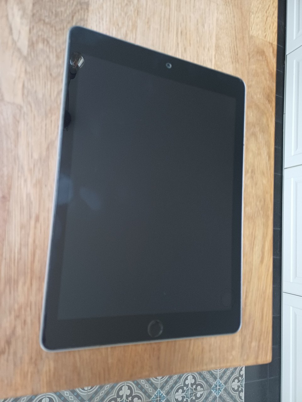 APPLE iPad 6 (2018) 32 GB Wi-Fi MR7F2NF/A met oplader + hoes