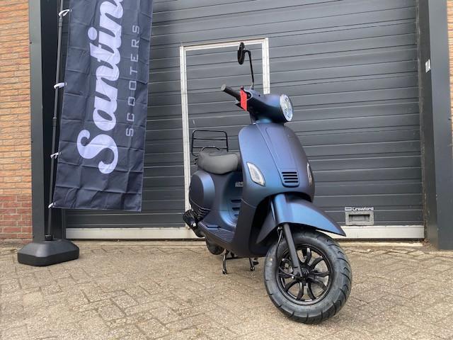 Direct leverbaar nieuwe Santini Capri Vespa scooters actie  1729 klaar