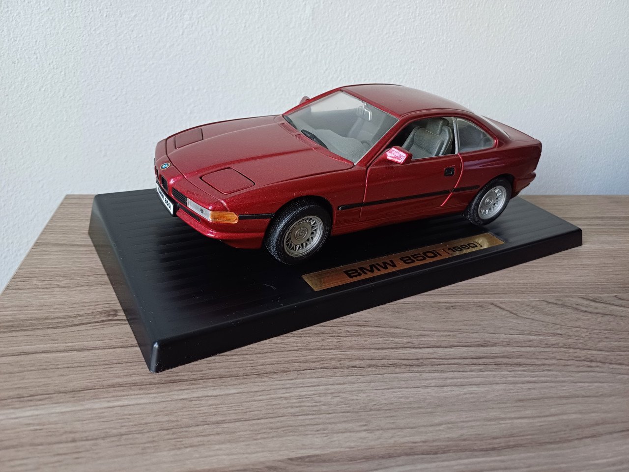BMW 850i (1990) - Road Legends 1:18