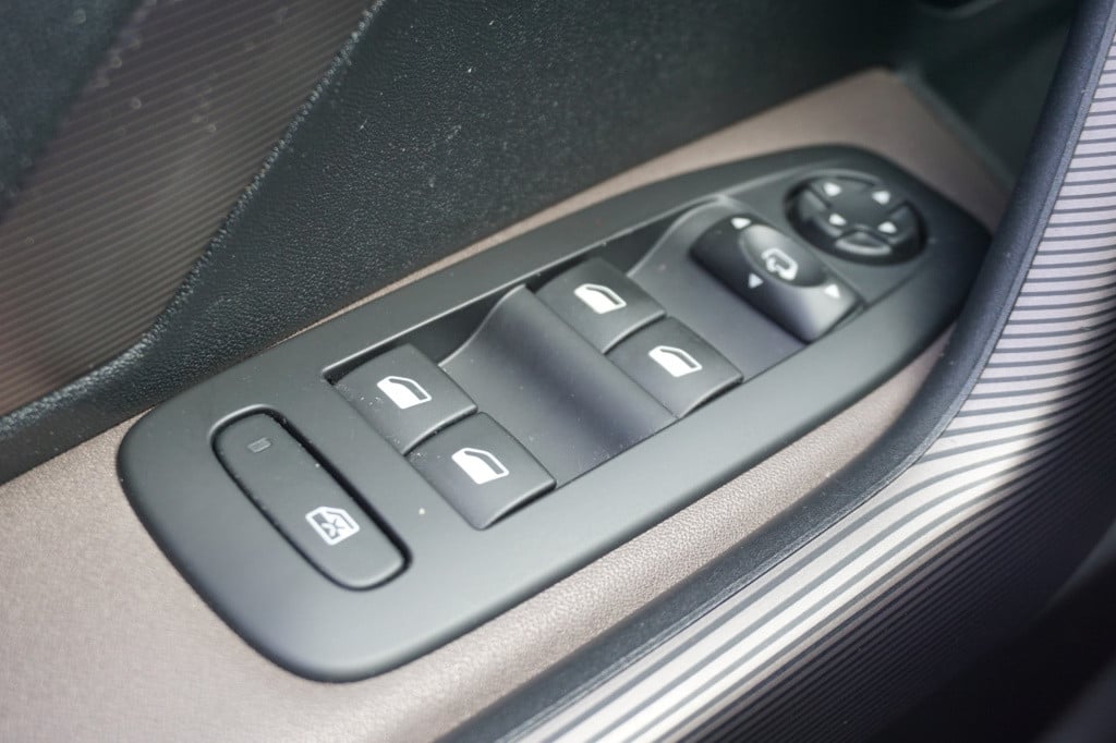 Peugeot 2008 1.6 vti féline airco / navi / cruise / pano / leder / parkeers