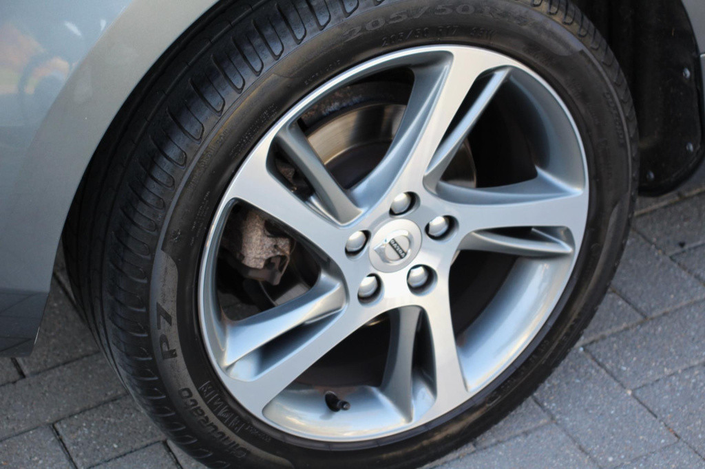 Volvo V40 1.5 t2 momentum automaat - pdc rondom + camera - full led - navi 