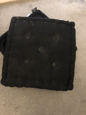 4 zwarte matraskussen  40-40-7cm