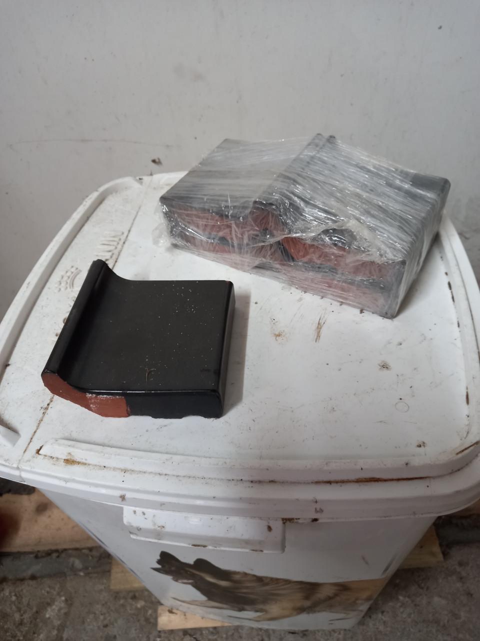 Raam dorpelstenen. 7 stuks. PVC gootuitloop. Schuurbanden. GROHE douchearm.