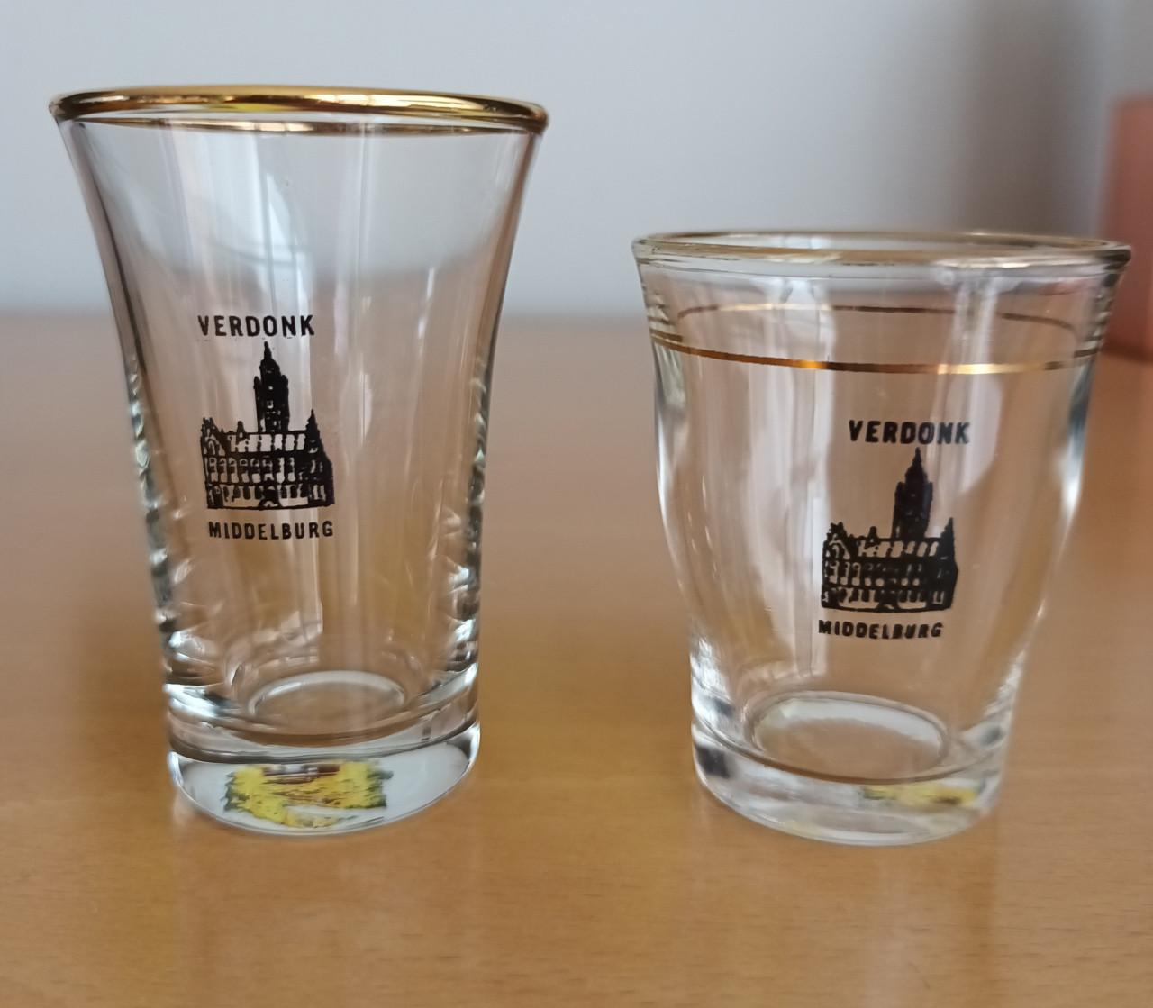 Historische glaasjes van drankenhandel Verdonk Middelburg